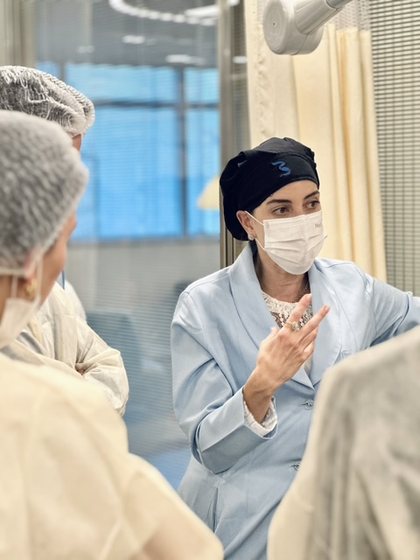 La Dra. Mariana Dória explicando a un grupo de médicos