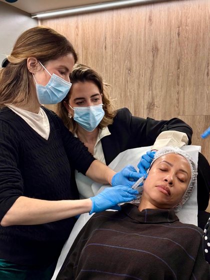 La Dra. Mariana Dória acompañando a colegas durante la práctica